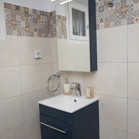 Artianna, In Alinda, Leros Άλιντα