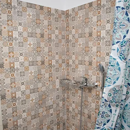Artianna, In Alinda, Leros * أليندا